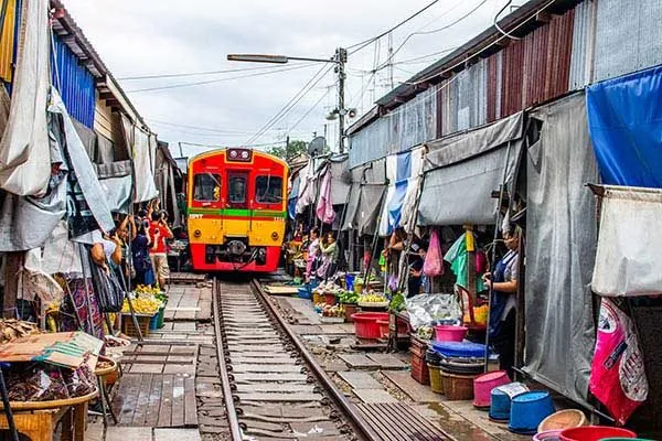 GIORNO 7 – Mercato galleggiante, Montagna d’Oro e Chinatown