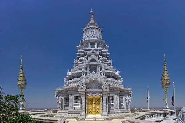 GIORNO 10 - Da Battambang a Phnom Penh, costeggiando il Tonle Sap