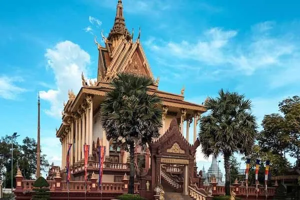 GIORNO 10 – Visita di Phnom Penh e dell’isola di Koh Dach
