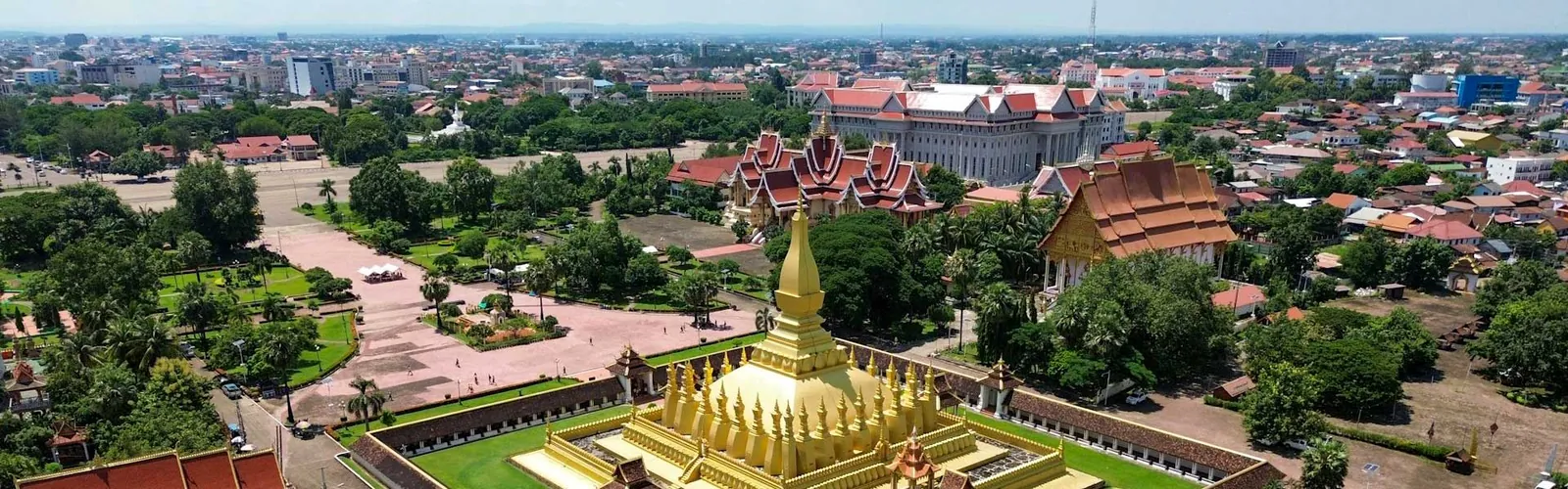 il tempio Pha That Luang si staglia nel centro di Vientiane