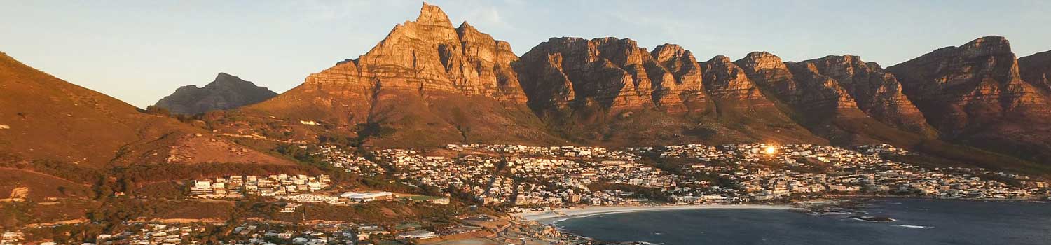 i picchi chiamati i dodici apostoli si affacciano sul mare a capetown