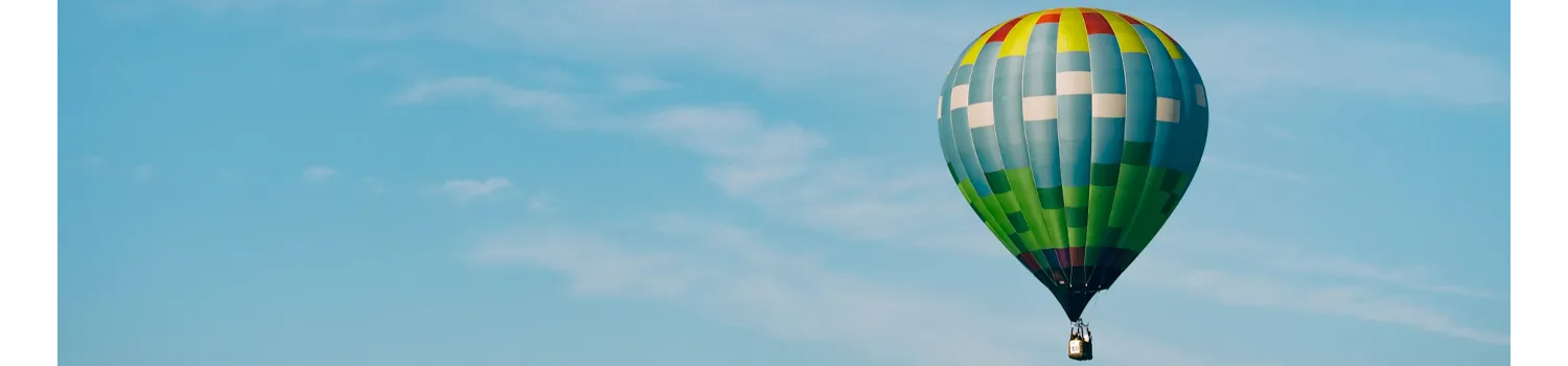 mongolfiera in volo nel cielo azzurro