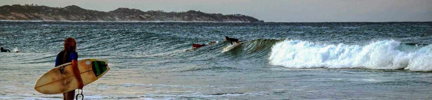 surf tra le onde dell'oceano indiano che bagna il mozambico